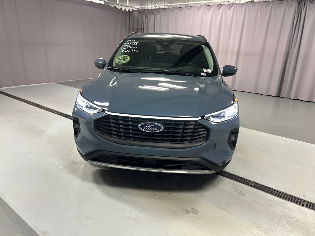 Used 2025 Ford Escape Platinum image 2