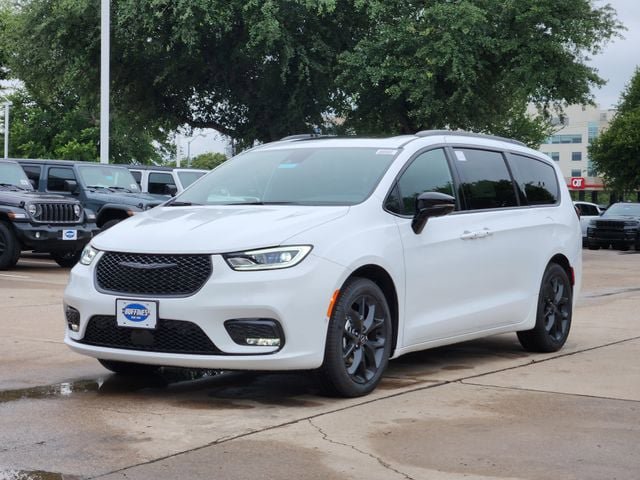 New 2026 Chrysler Pacifica Limited FWD image 2