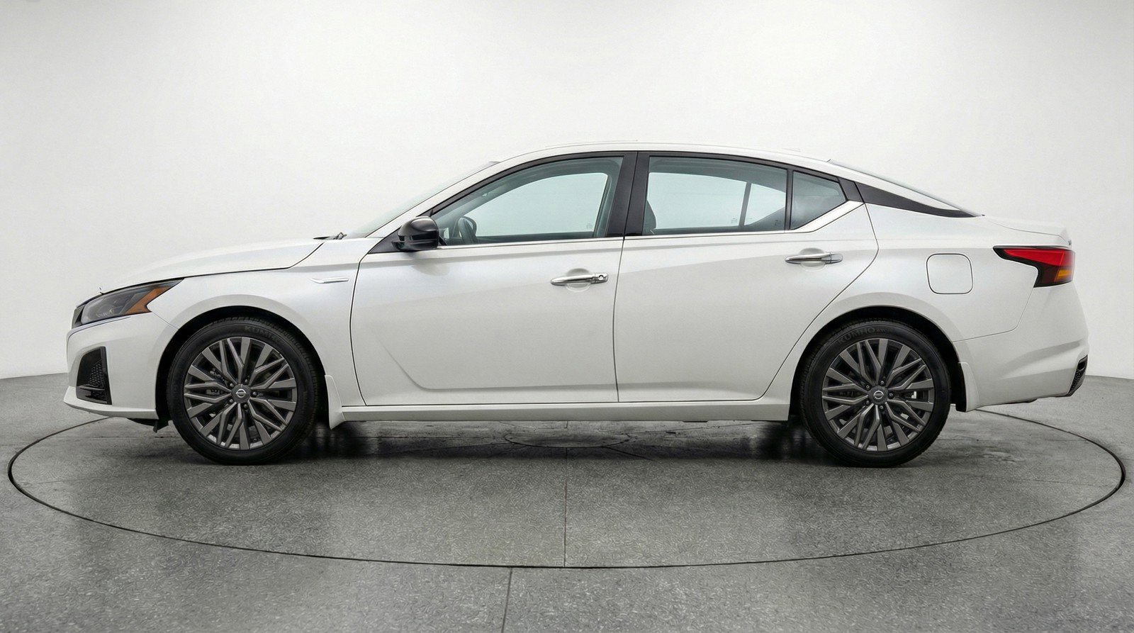 Used 2025 Nissan Altima 2.5 SV FWD image 5