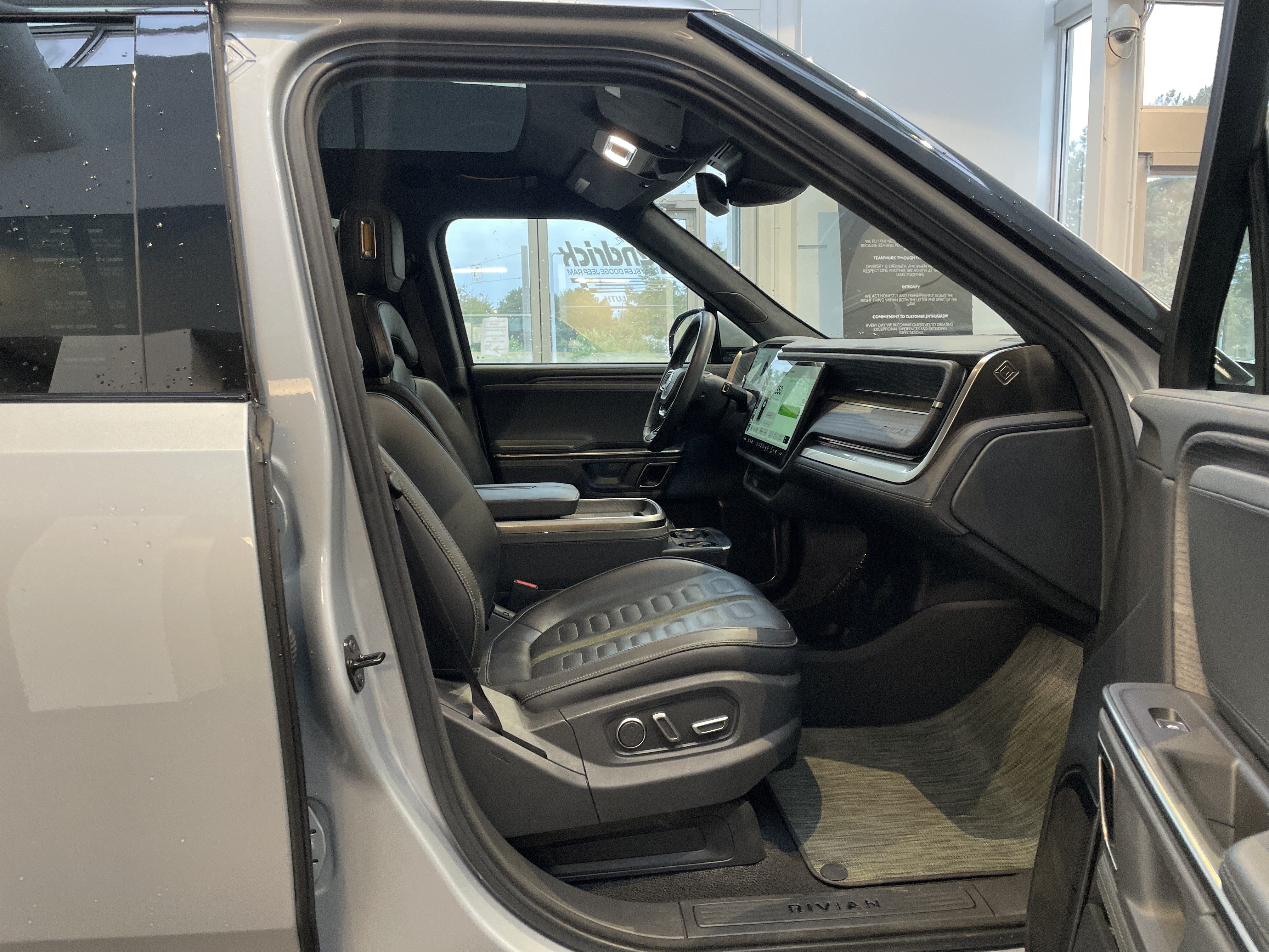 Used 2024 Rivian R1S Adventure Dual AWD/4WD image 42