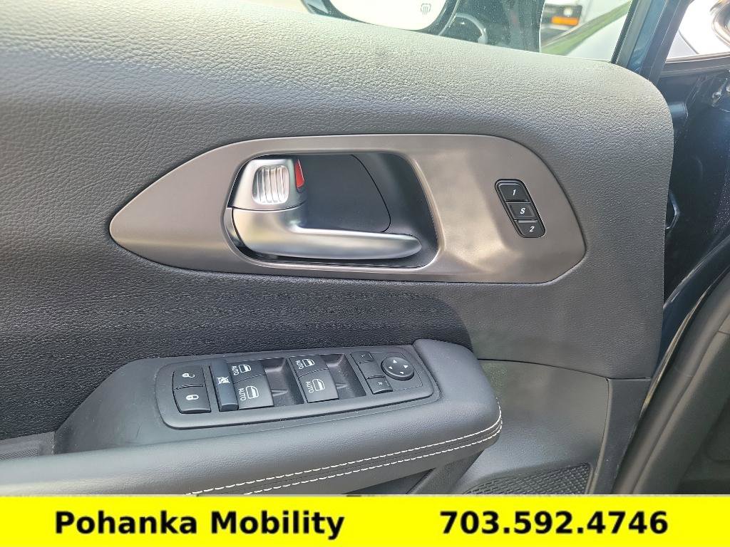 Used 2025 Chrysler Pacifica Select image 21