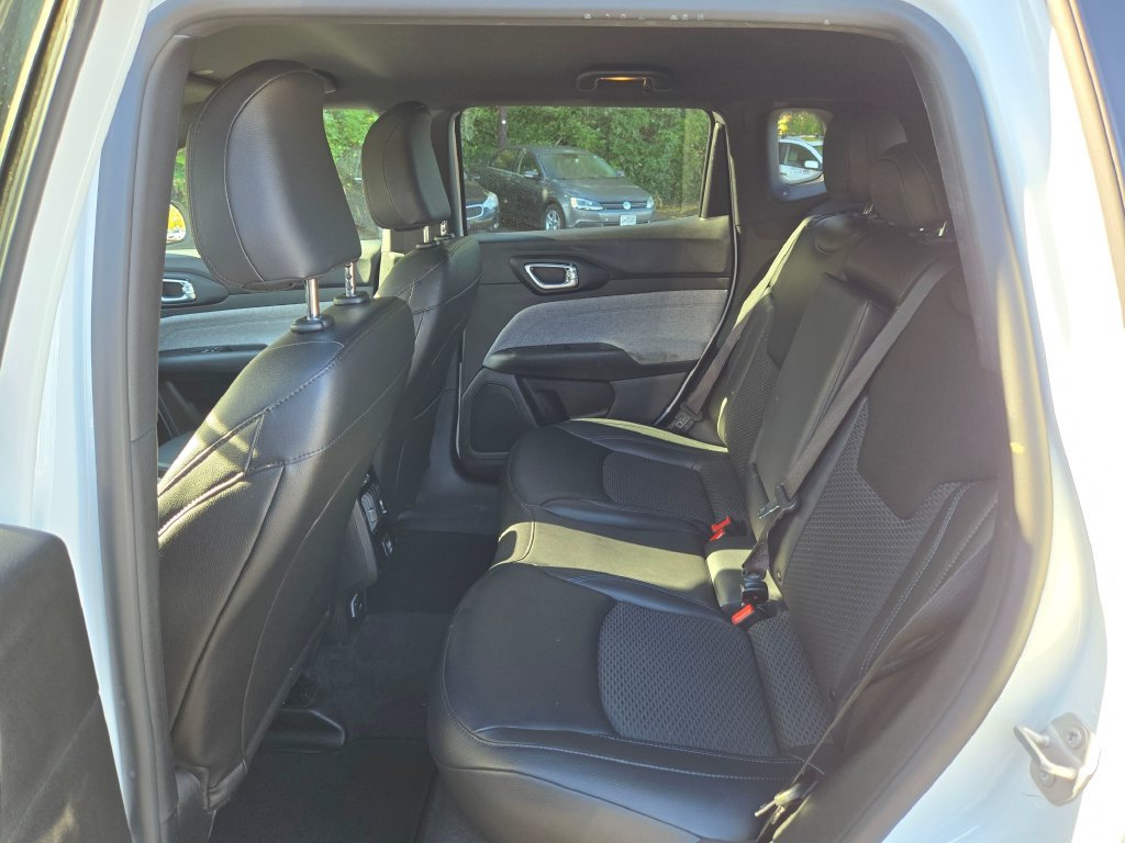 Used 2025 Jeep Compass Latitude AWD/4WD image 17