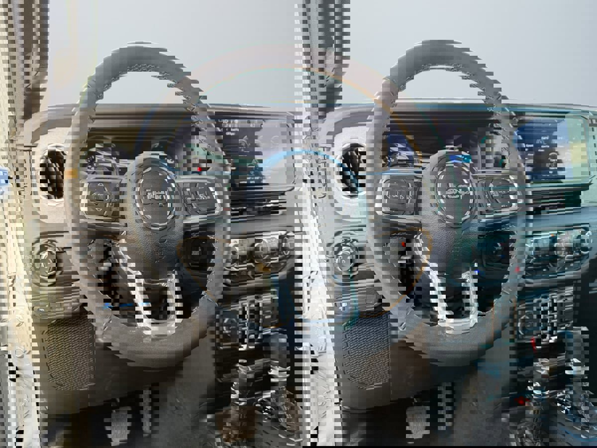 Used 2024 Jeep Wrangler Sahara image 12