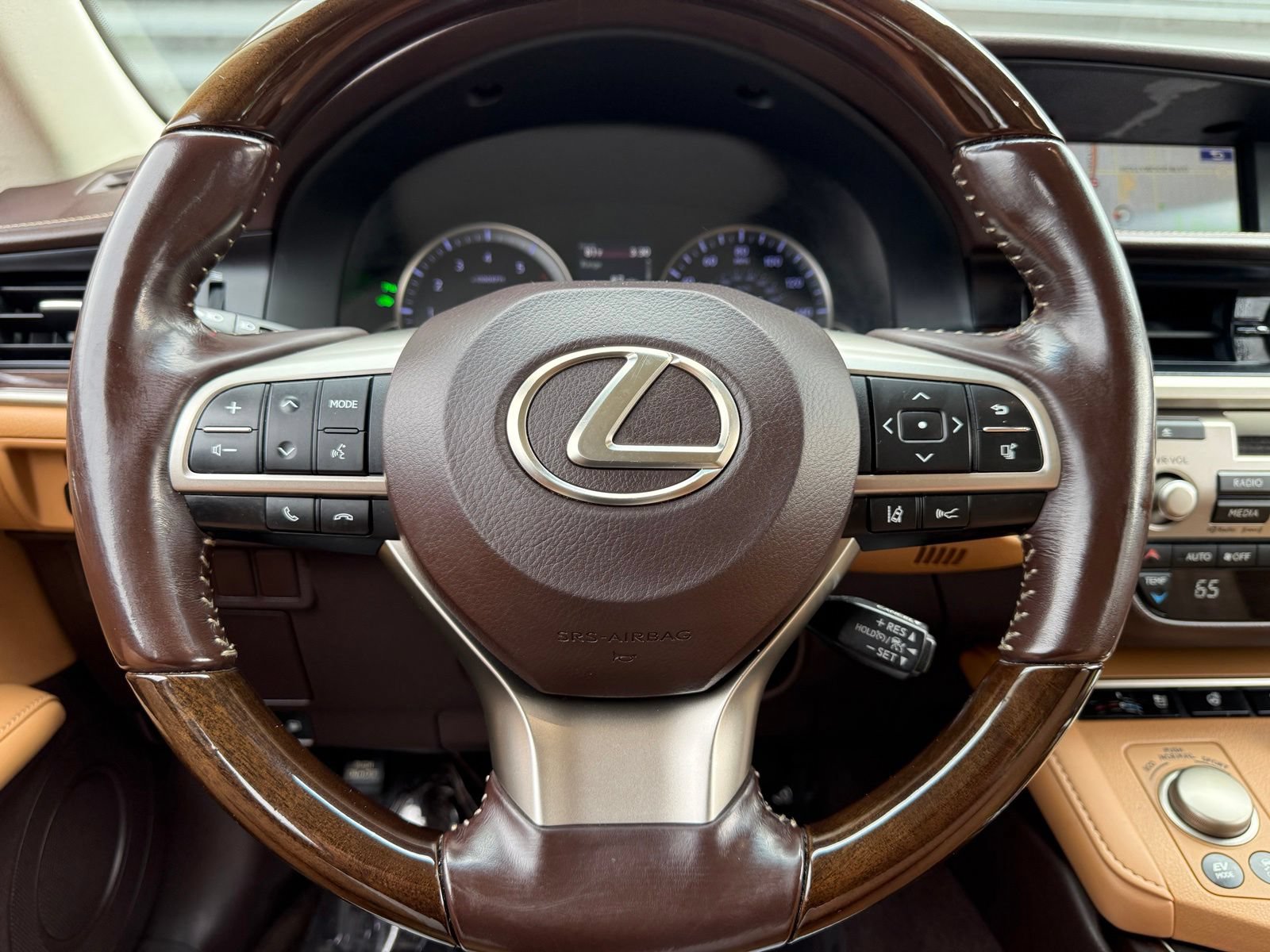 Used 2016 Lexus ES 300h w/ Ultra Luxury Package FWD image 32