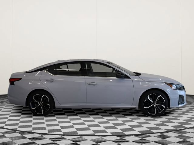 Used 2025 Nissan Altima 2.5 SR image 2