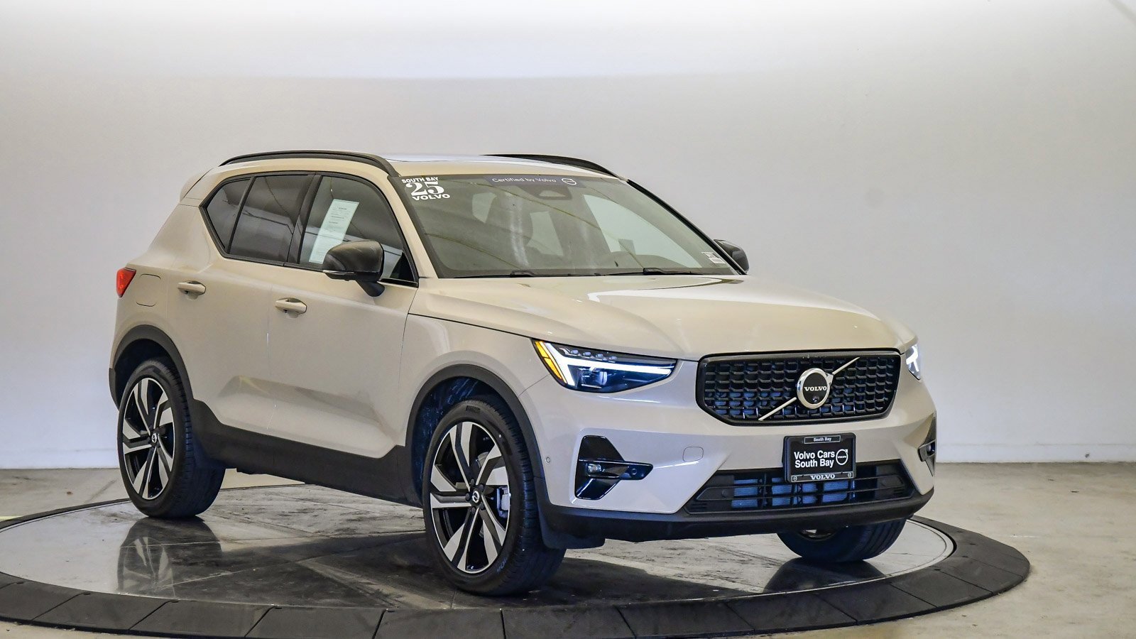 Certified 2025 Volvo XC40 B5 Ultra w/ Climate Package image 5
