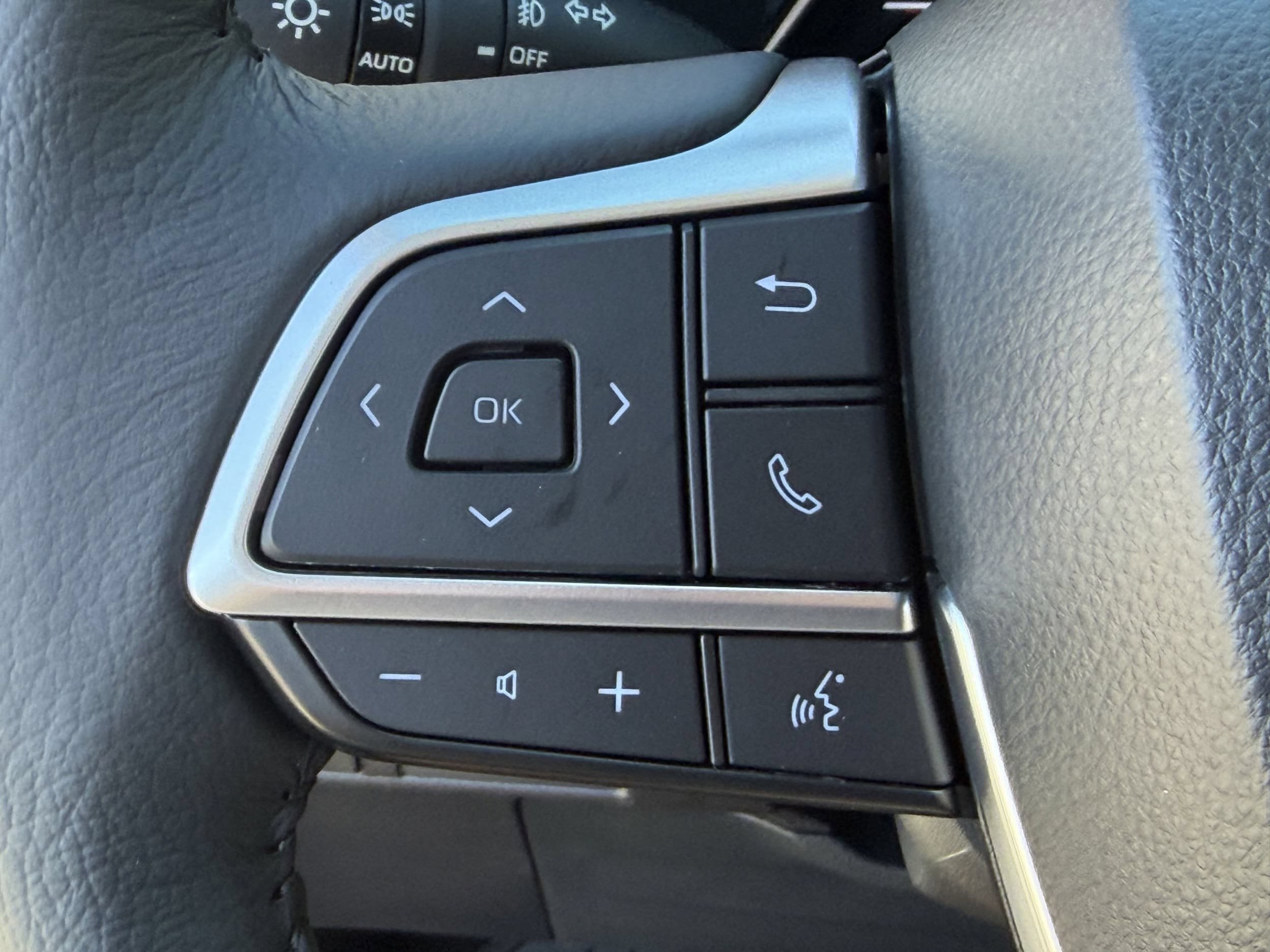 Certified 2025 Toyota Sienna XLE FWD image 19