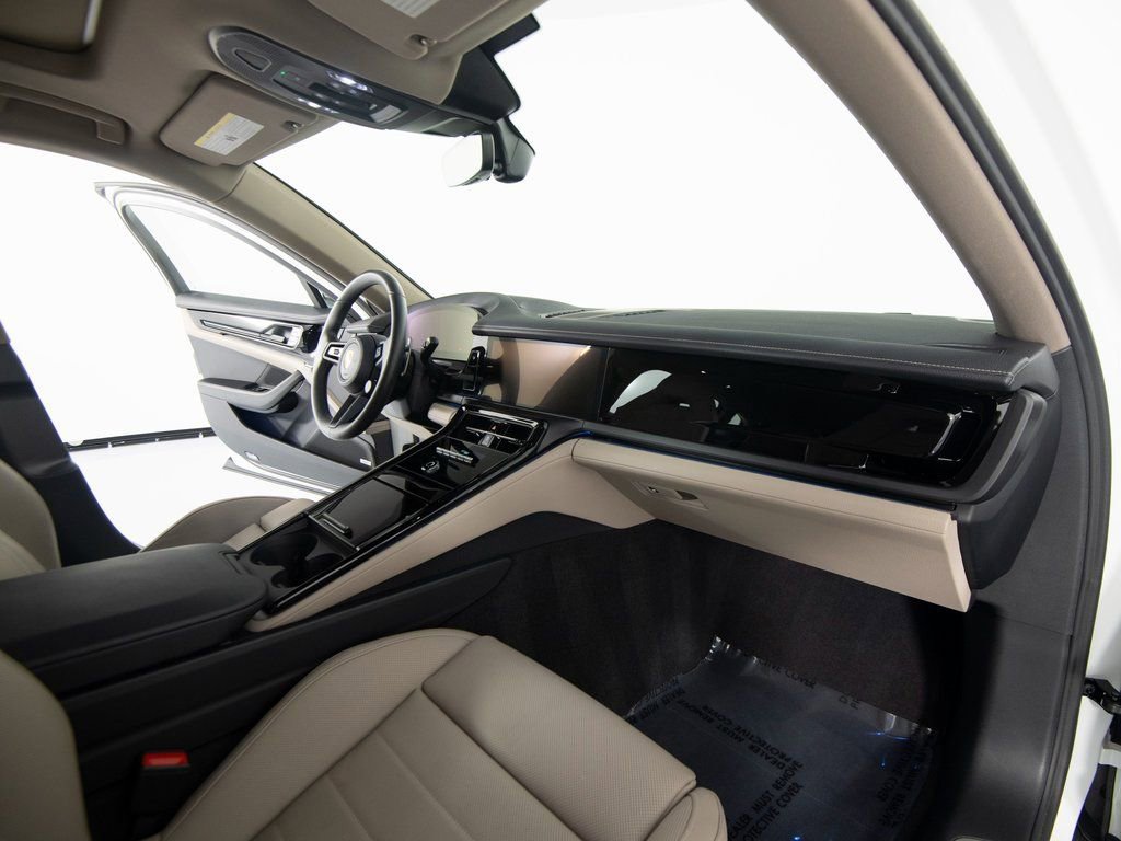 Certified 2025 Porsche Panamera 4 image 31