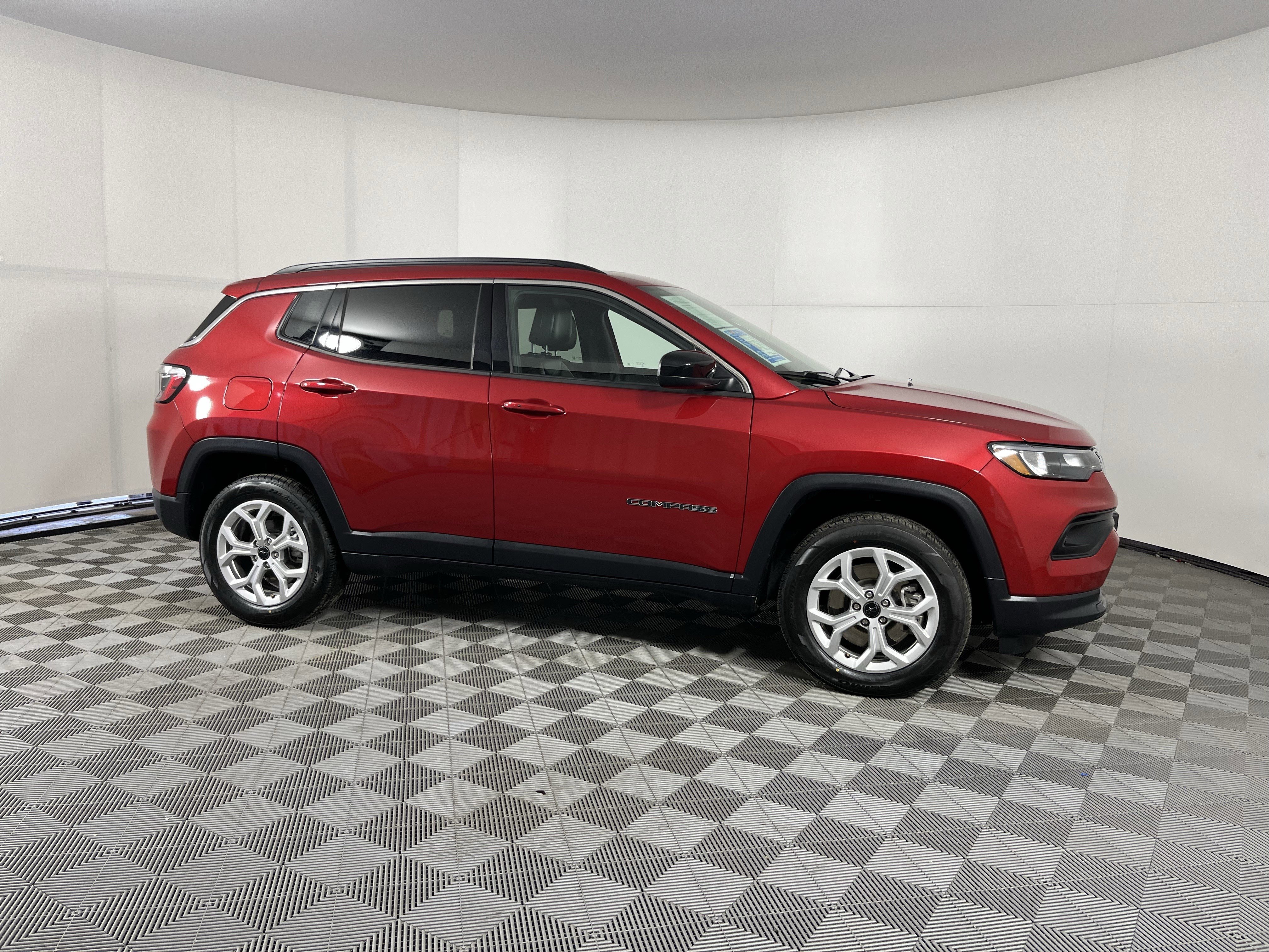 Used 2025 Jeep Compass Latitude w/ Sun & Sound Group image 5