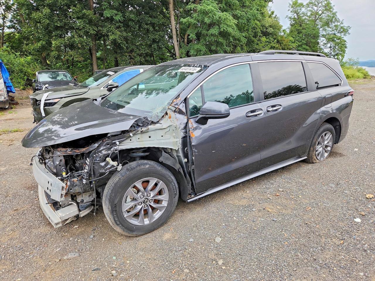 Used 2025 Toyota Sienna XLE FWD image 3