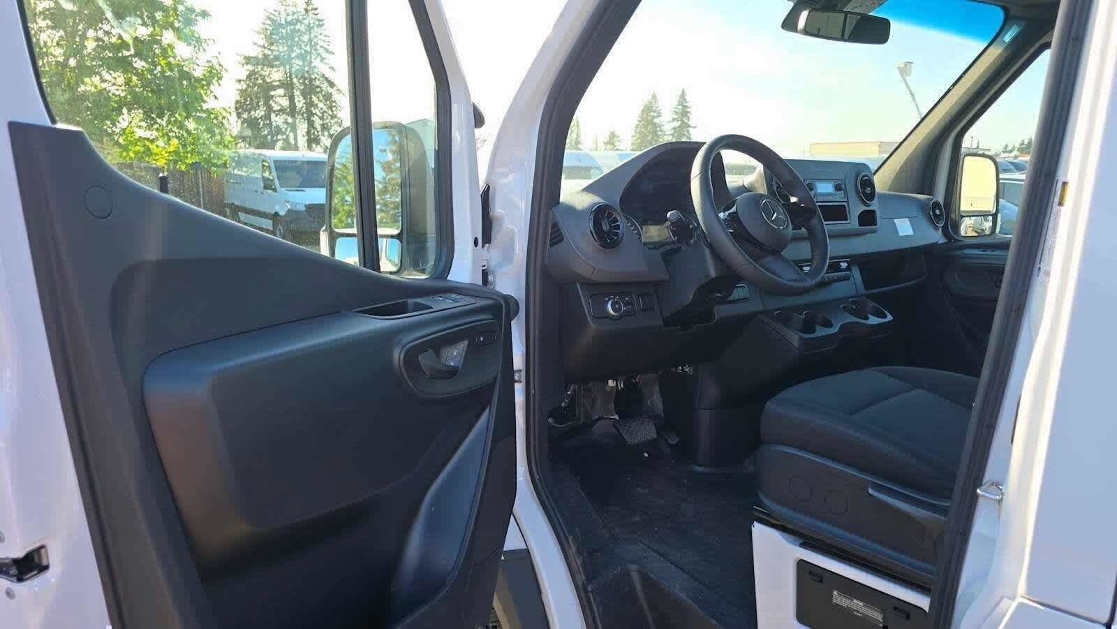 Used 2025 Mercedes-Benz Sprinter 2500 image 20