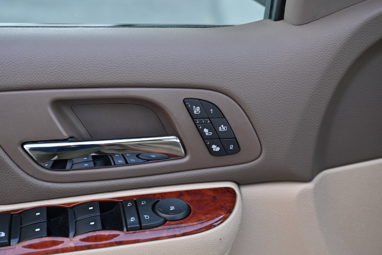 Used 2013 Chevrolet Suburban LTZ RWD image 36