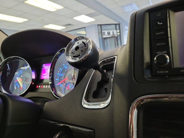 Used 2016 Chrysler Town & Country Touring FWD image 21