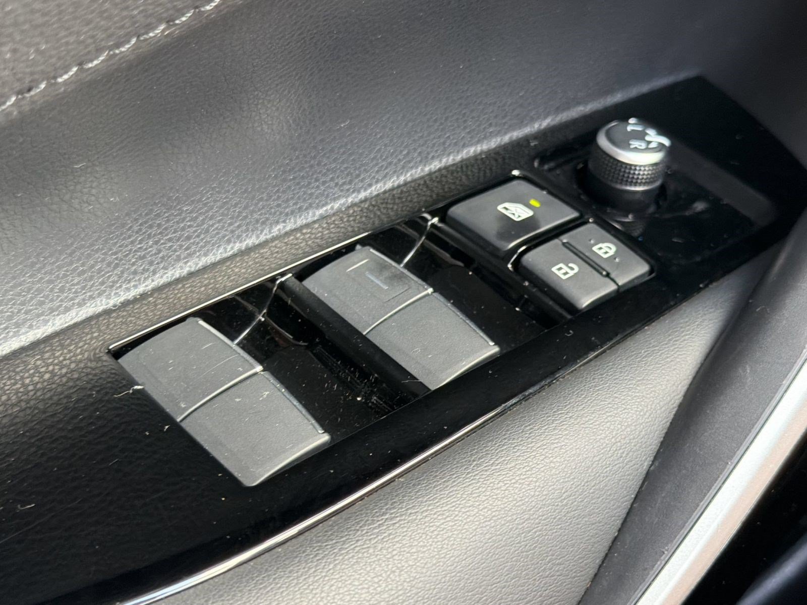 Used 2020 Toyota Corolla XSE FWD image 30