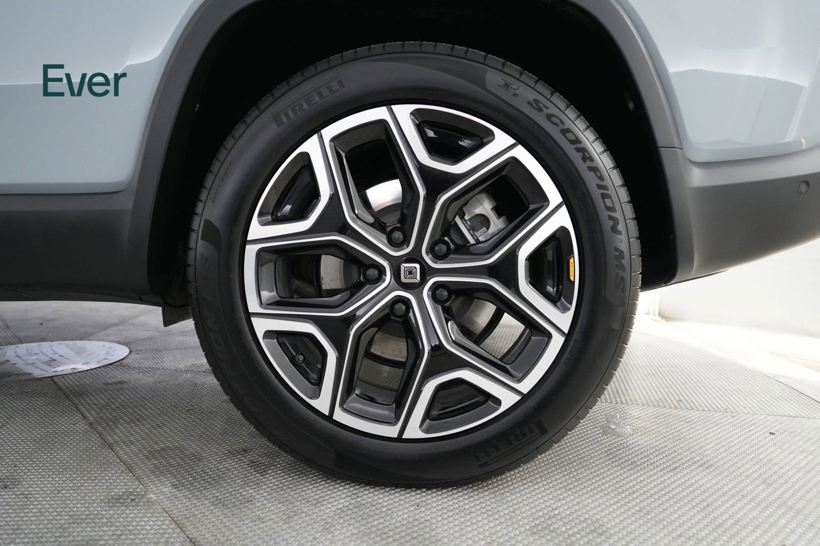 Used 2025 Rivian R1S Adventure image 9