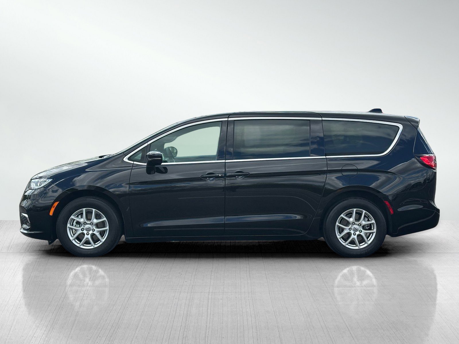 Used 2024 Chrysler Pacifica Touring FWD image 4