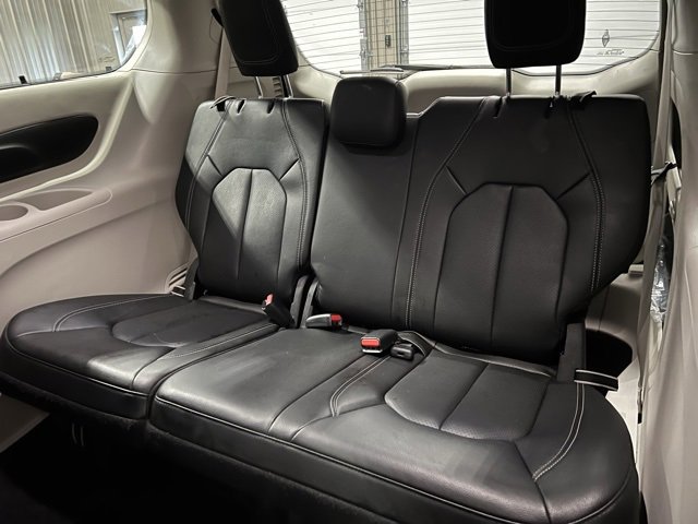 Used 2022 Chrysler Pacifica Touring-L image 20