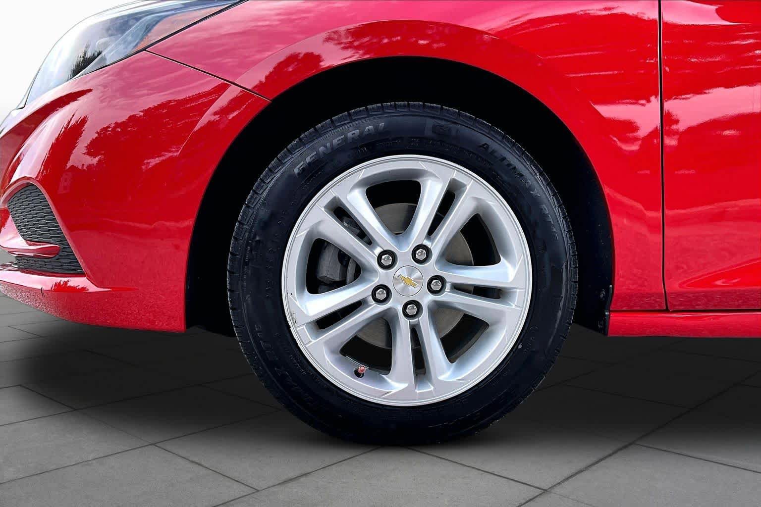 Used 2017 Chevrolet Cruze LT w/ Convenience Package FWD image 11