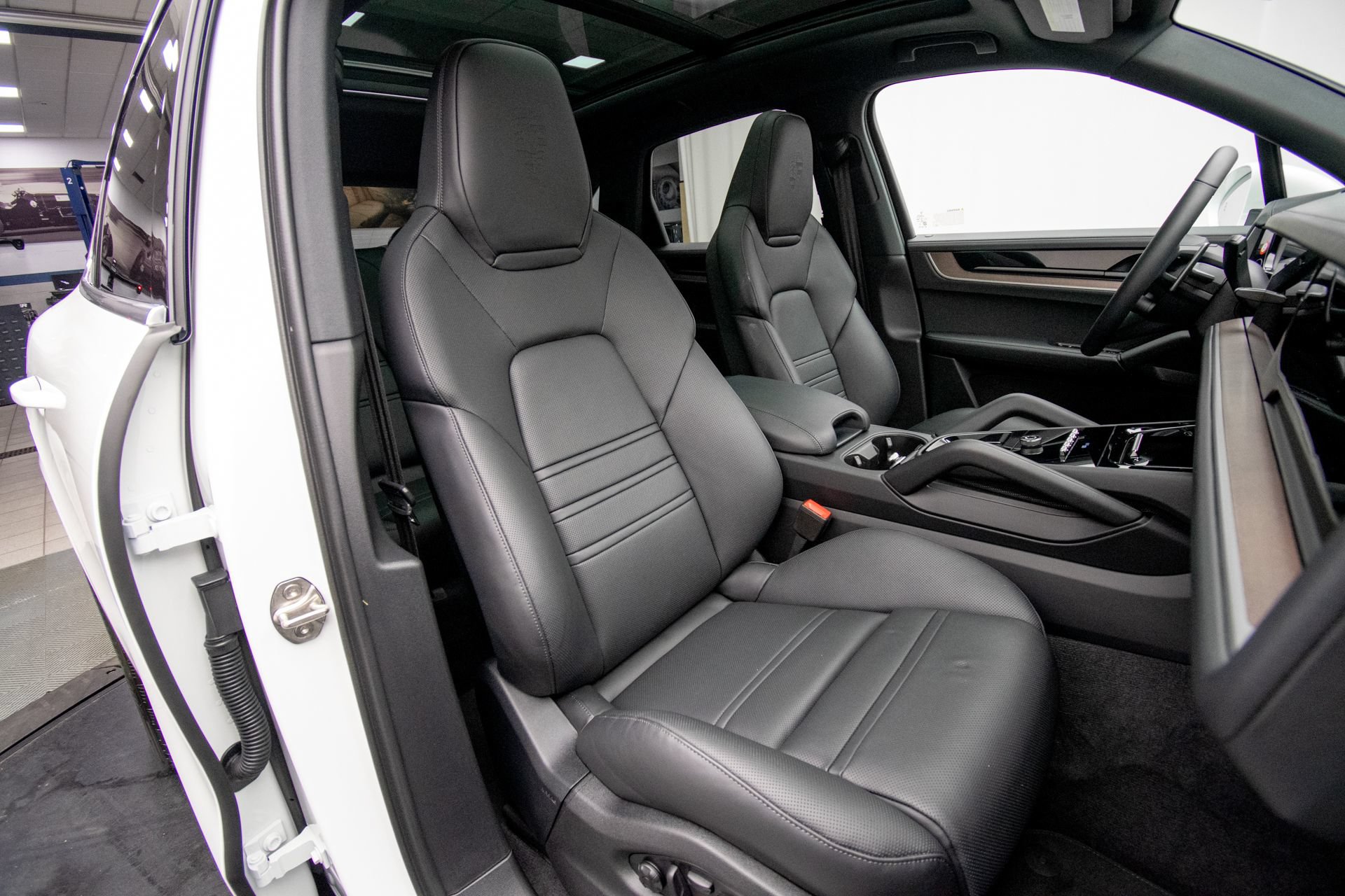 Used 2025 Porsche Cayenne S AWD/4WD image 15