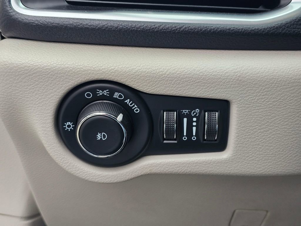 Used 2023 Chrysler Pacifica Limited FWD image 27
