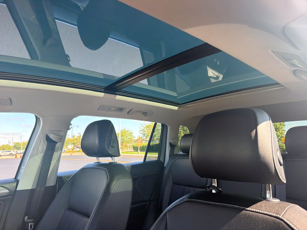 Certified 2023 Volkswagen Tiguan SE w/ Panoramic Sunroof Package AWD/4WD image 19