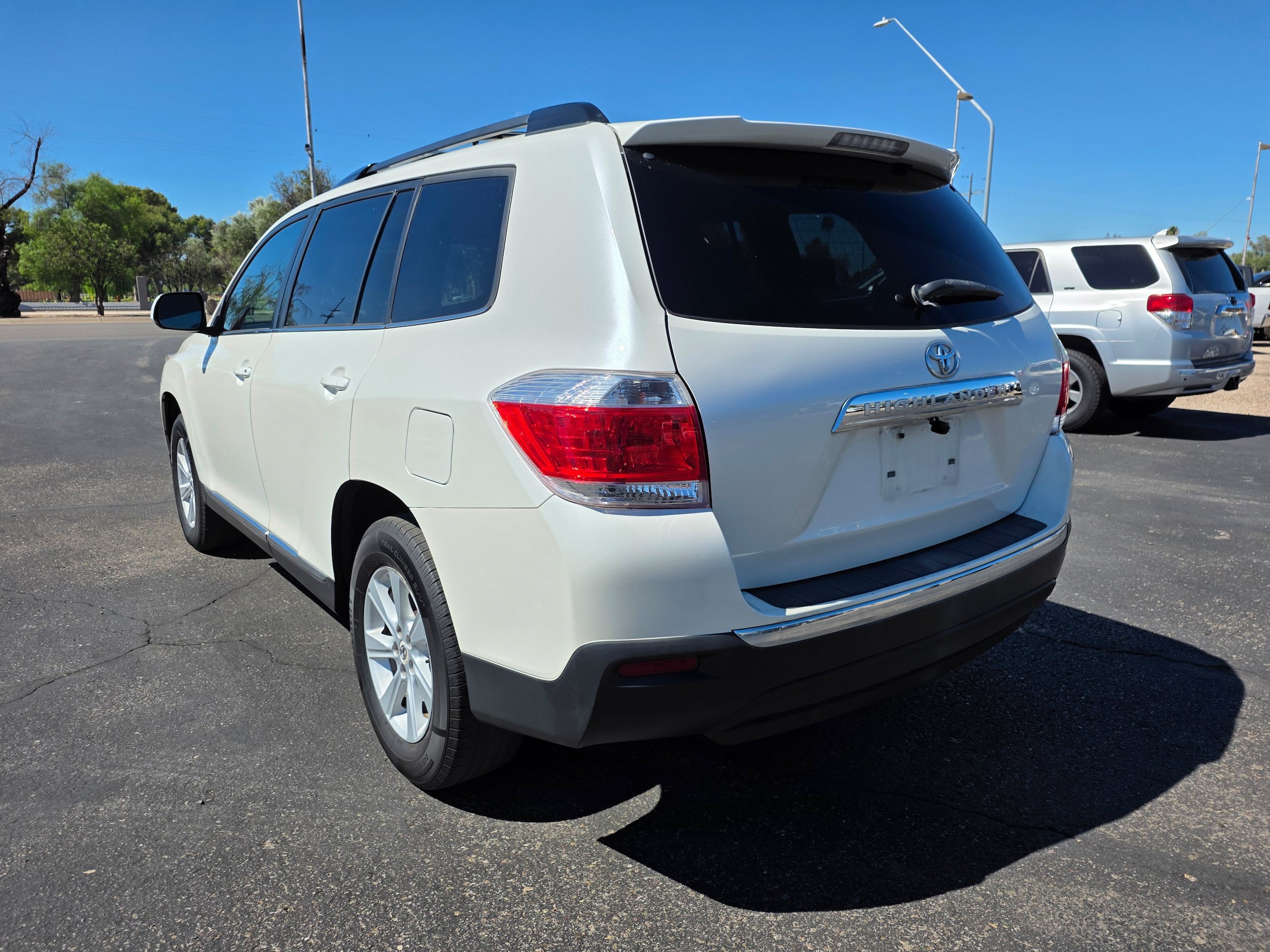 Used 2012 Toyota Highlander FWD w/ Tech Pkg image 3