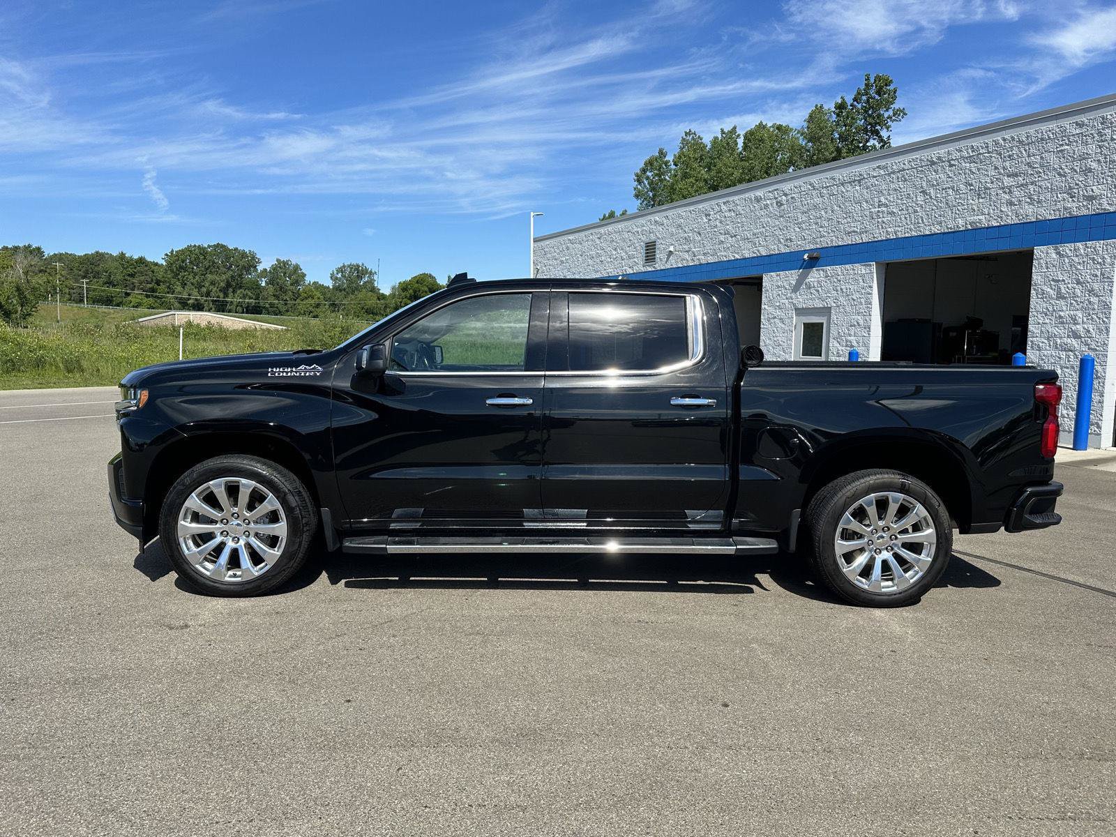 Used 2021 Chevrolet Silverado 1500 High Country w/ Technology Package AWD/4WD image 2