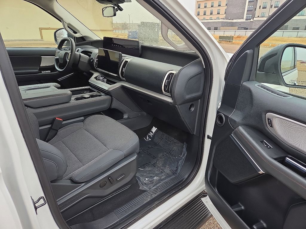 Used 2025 Ford Expedition Active image 13