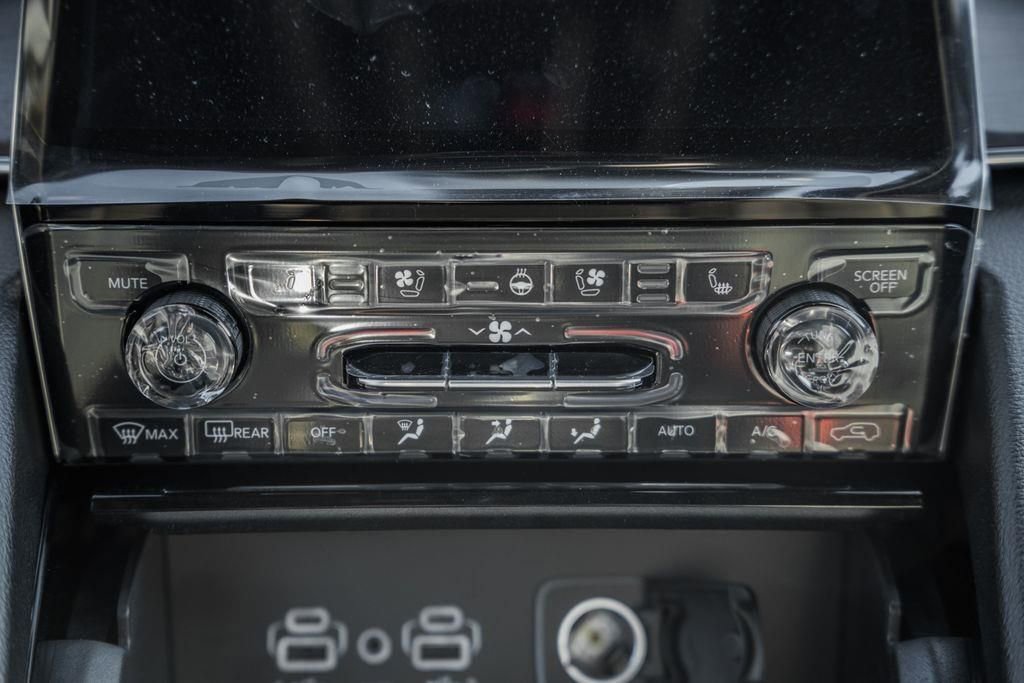 New 2025 Jeep Grand Cherokee Overland w/ Luxury Tech Group IV AWD/4WD image 23