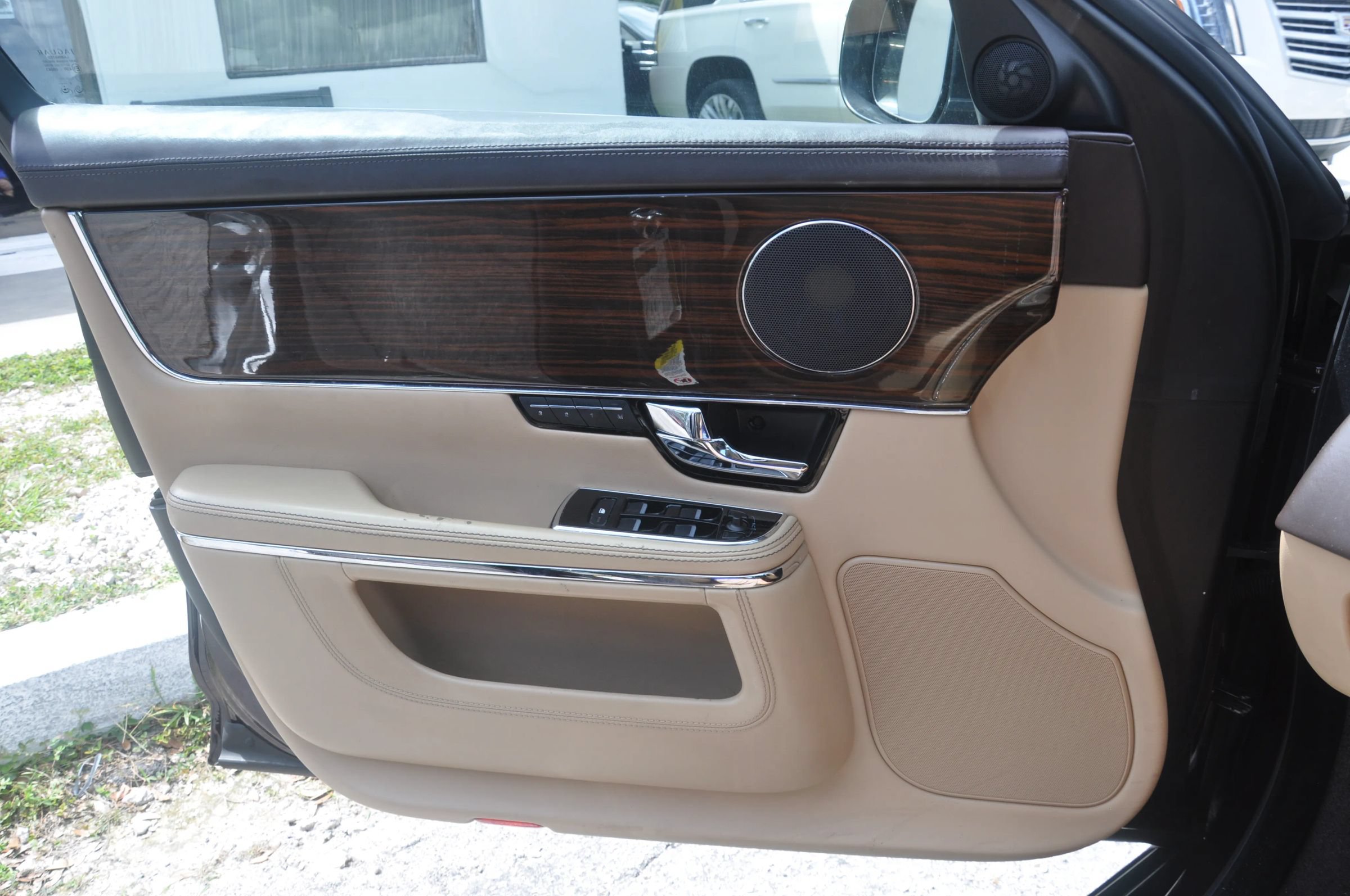 Used 2011 Jaguar XJ L RWD image 33