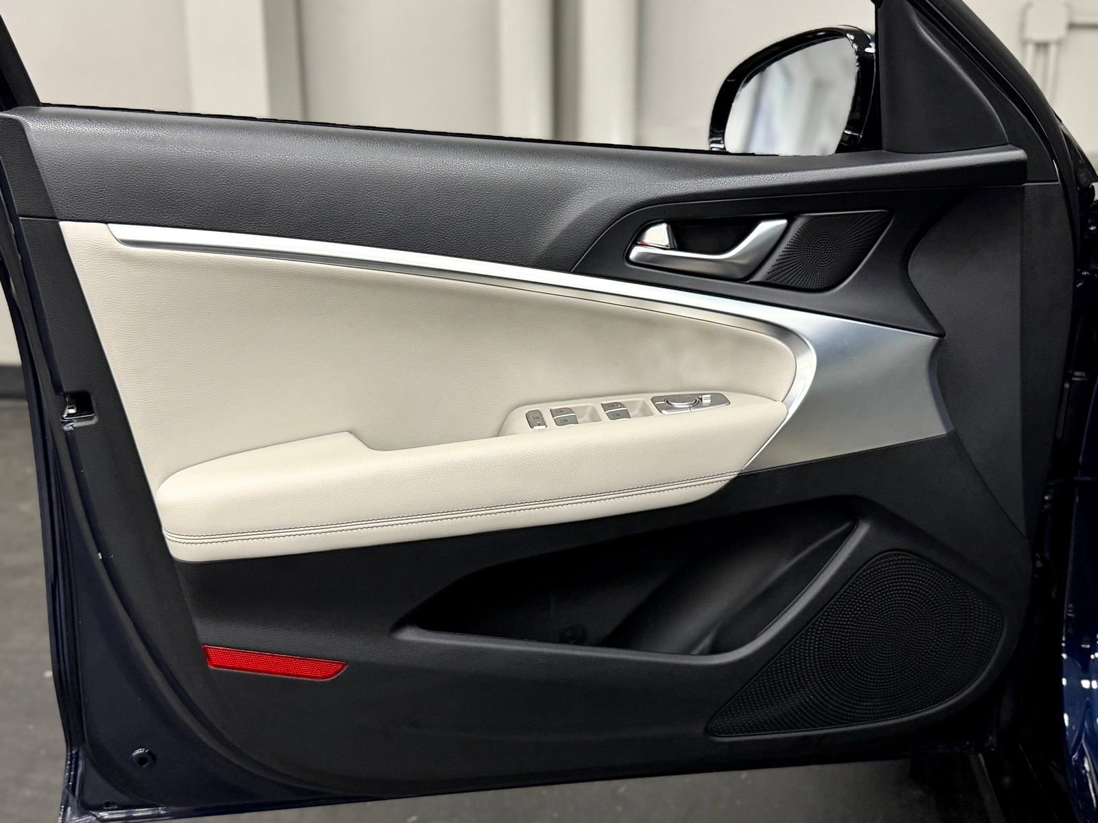 Used 2023 Genesis G70 2.0T AWD/4WD image 19