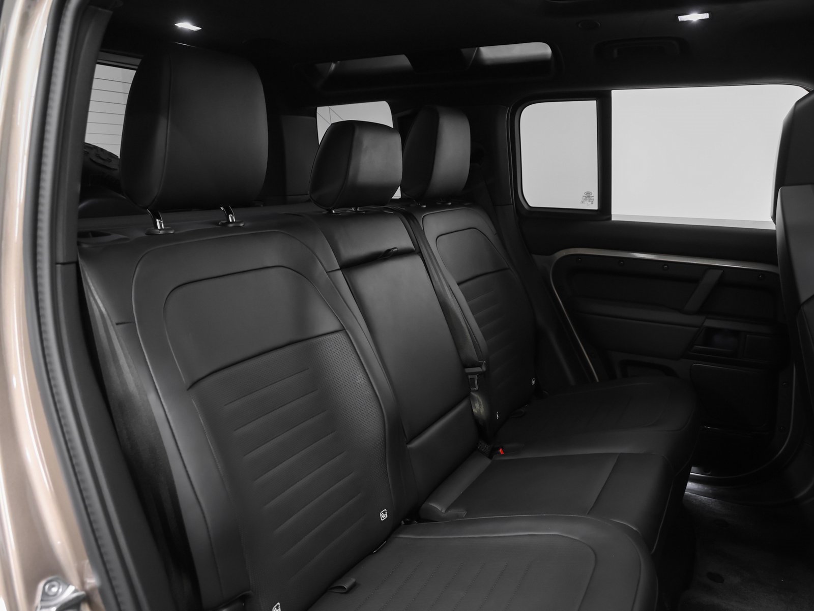 Used 2025 Land Rover Defender 110 image 27