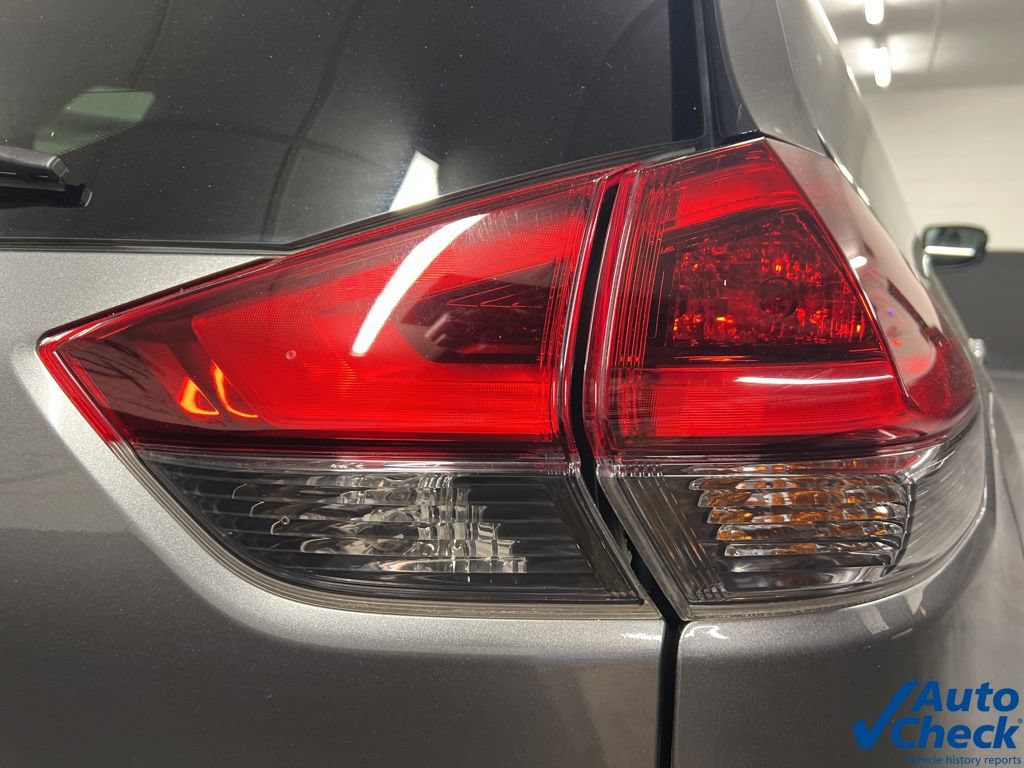 Used 2018 Nissan Rogue SV AWD/4WD image 16