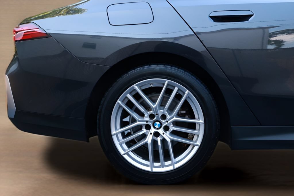 Used 2025 BMW 530i RWD image 16