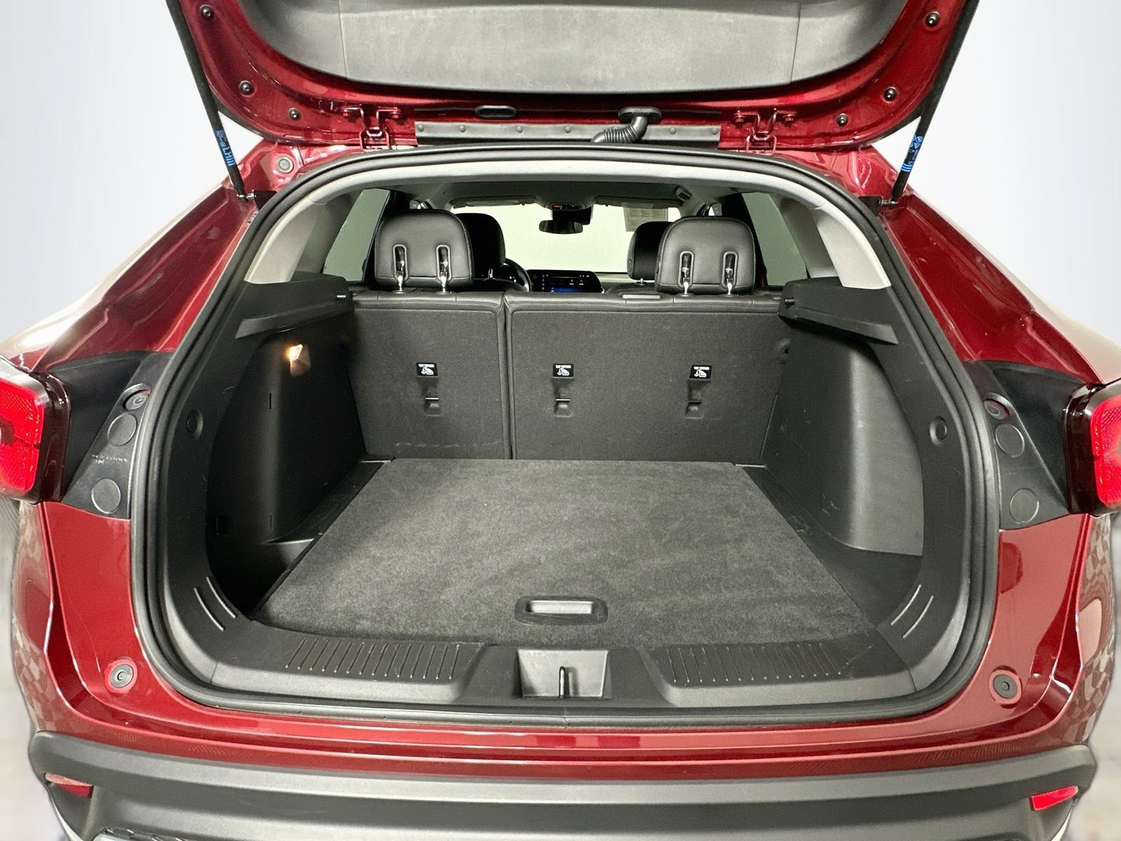 Used 2025 Chevrolet Trax LT FWD image 24