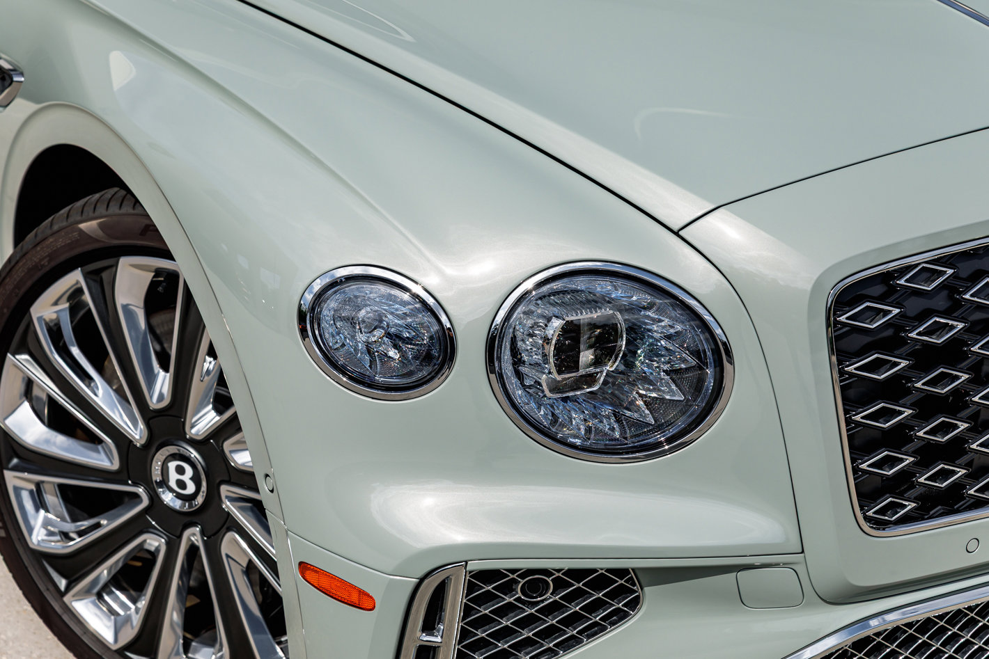 New 2025 Bentley Flying Spur Plug-In Hybrid image 2
