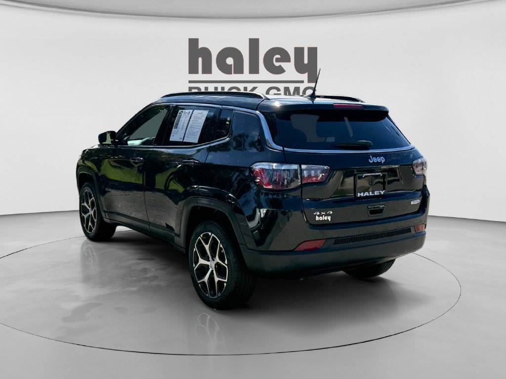 Used 2024 Jeep Compass Latitude AWD/4WD image 3