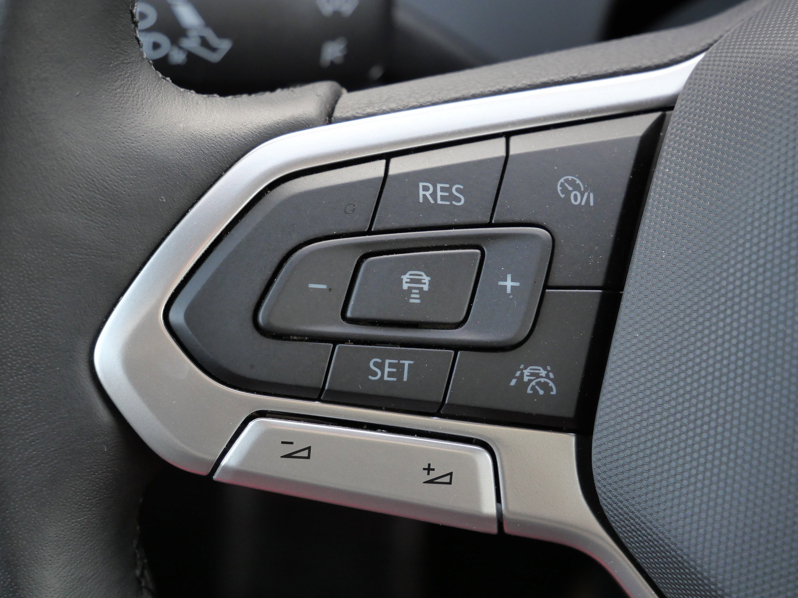 Certified 2025 Volkswagen Jetta Sport image 32