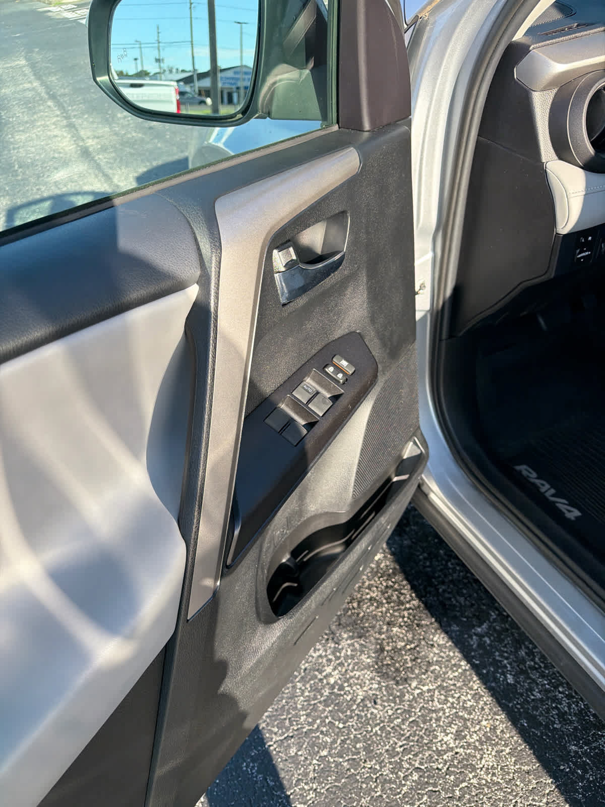 Used 2018 Toyota RAV4 XLE w/ Plus Extra Value Package AWD/4WD image 15