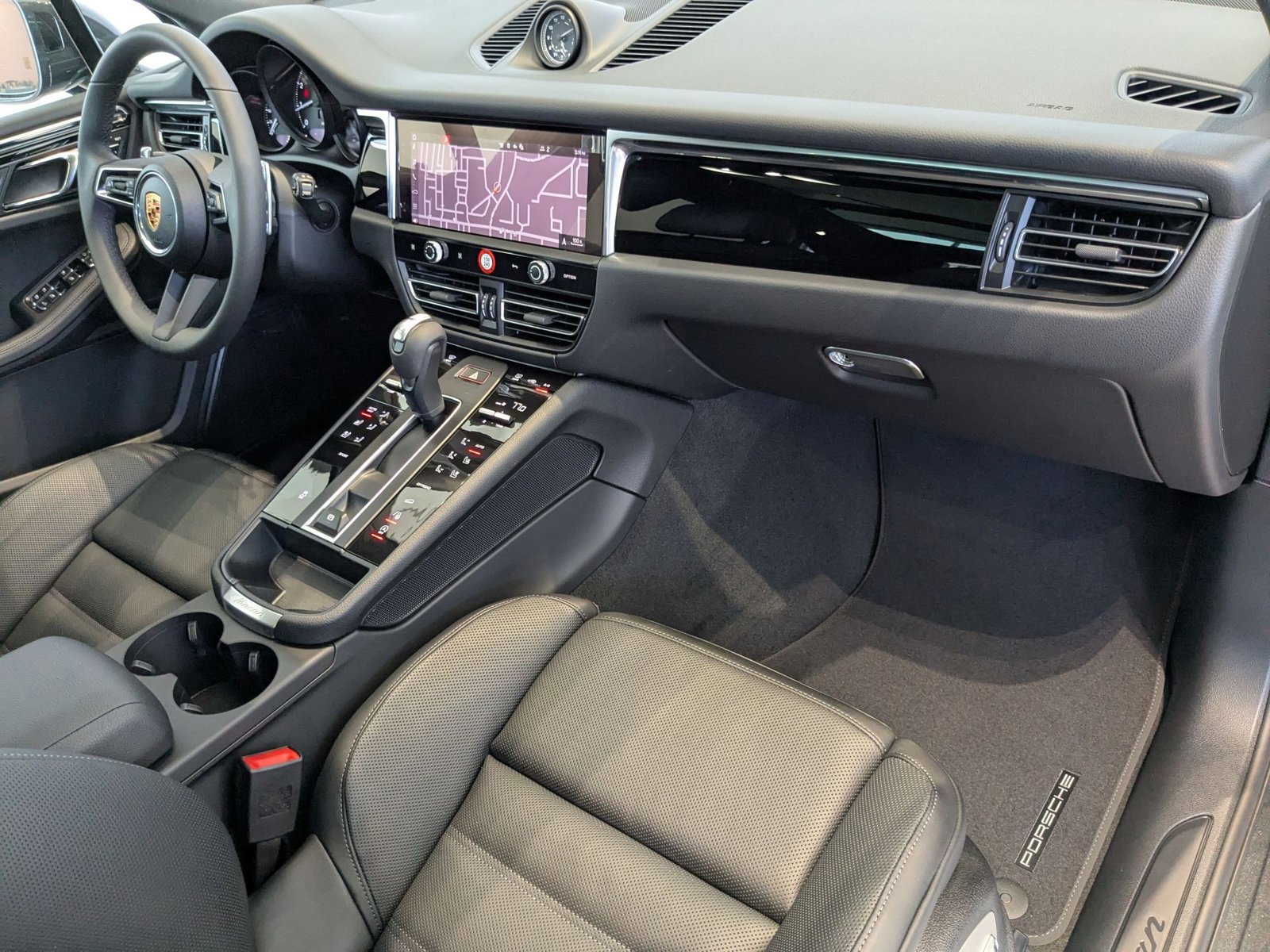 Used 2025 Porsche Macan image 25