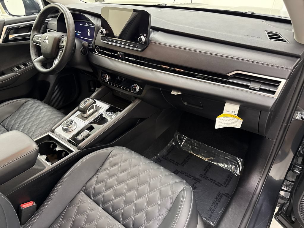 Used 2025 Mitsubishi Outlander 4WD Plug-In Hybrid image 24
