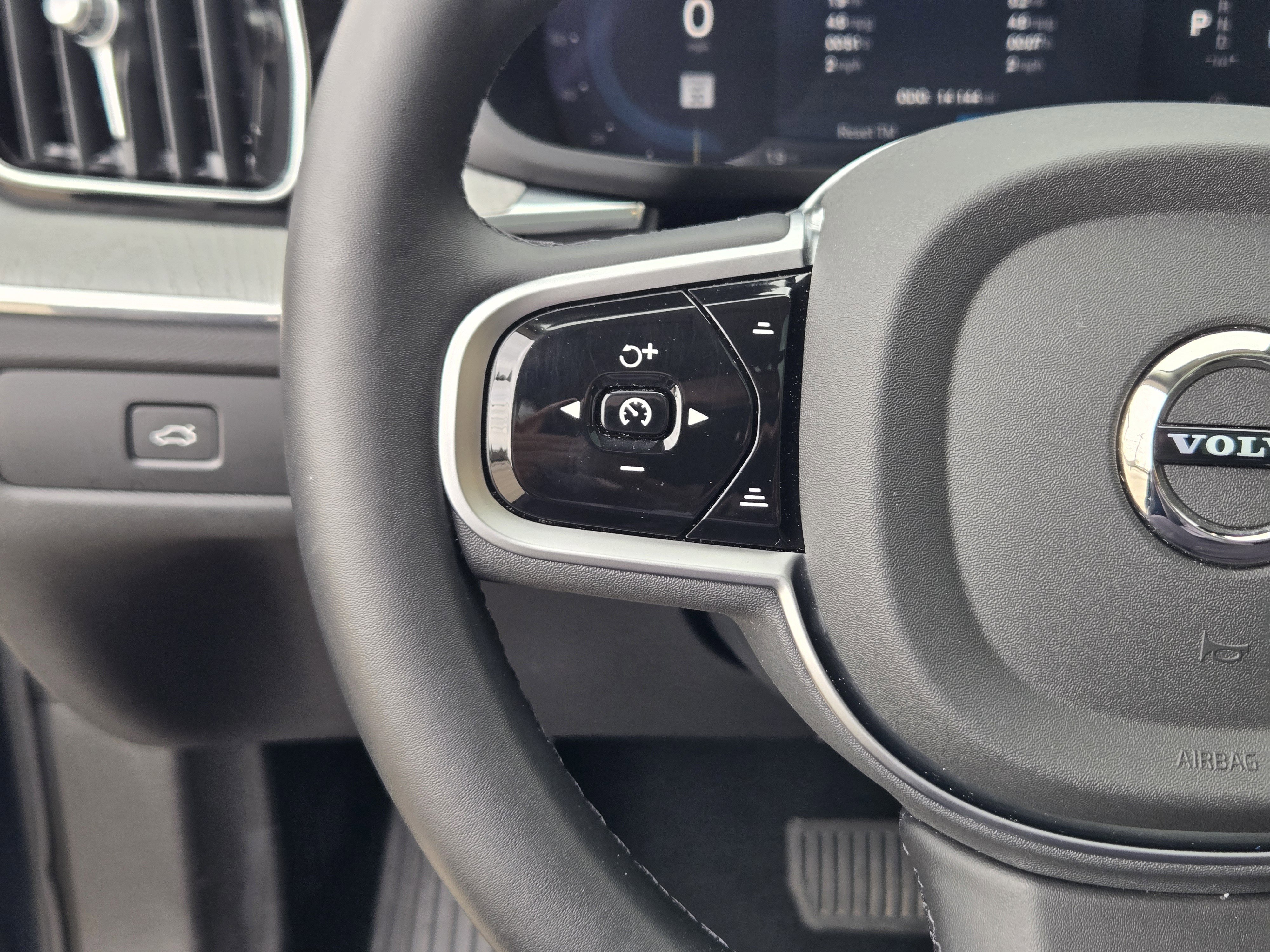 Used 2025 Volvo XC60 B5 Plus image 38