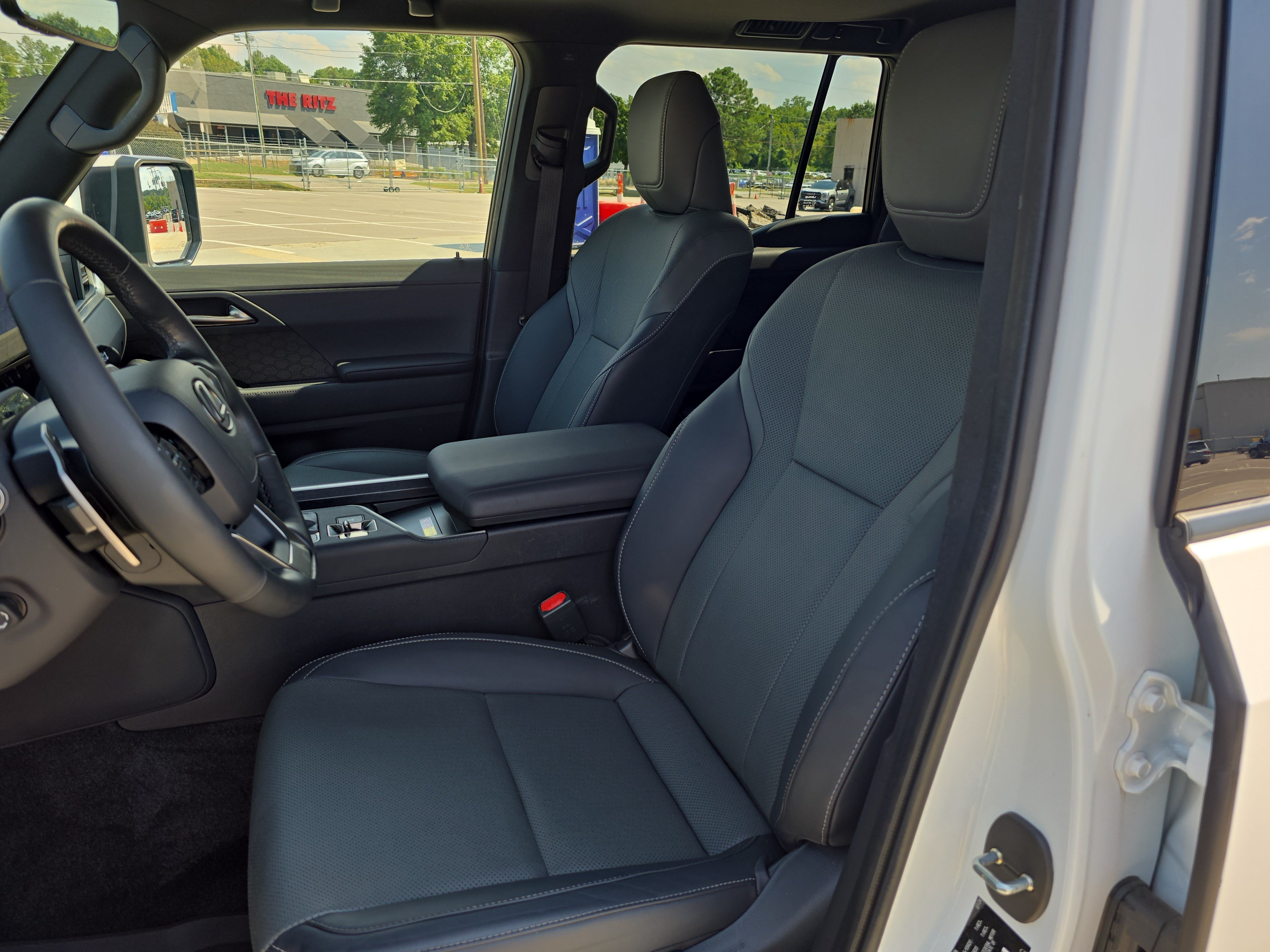 Used 2024 Lexus GX 550 w/ Accessory Package (Z1) AWD/4WD image 16