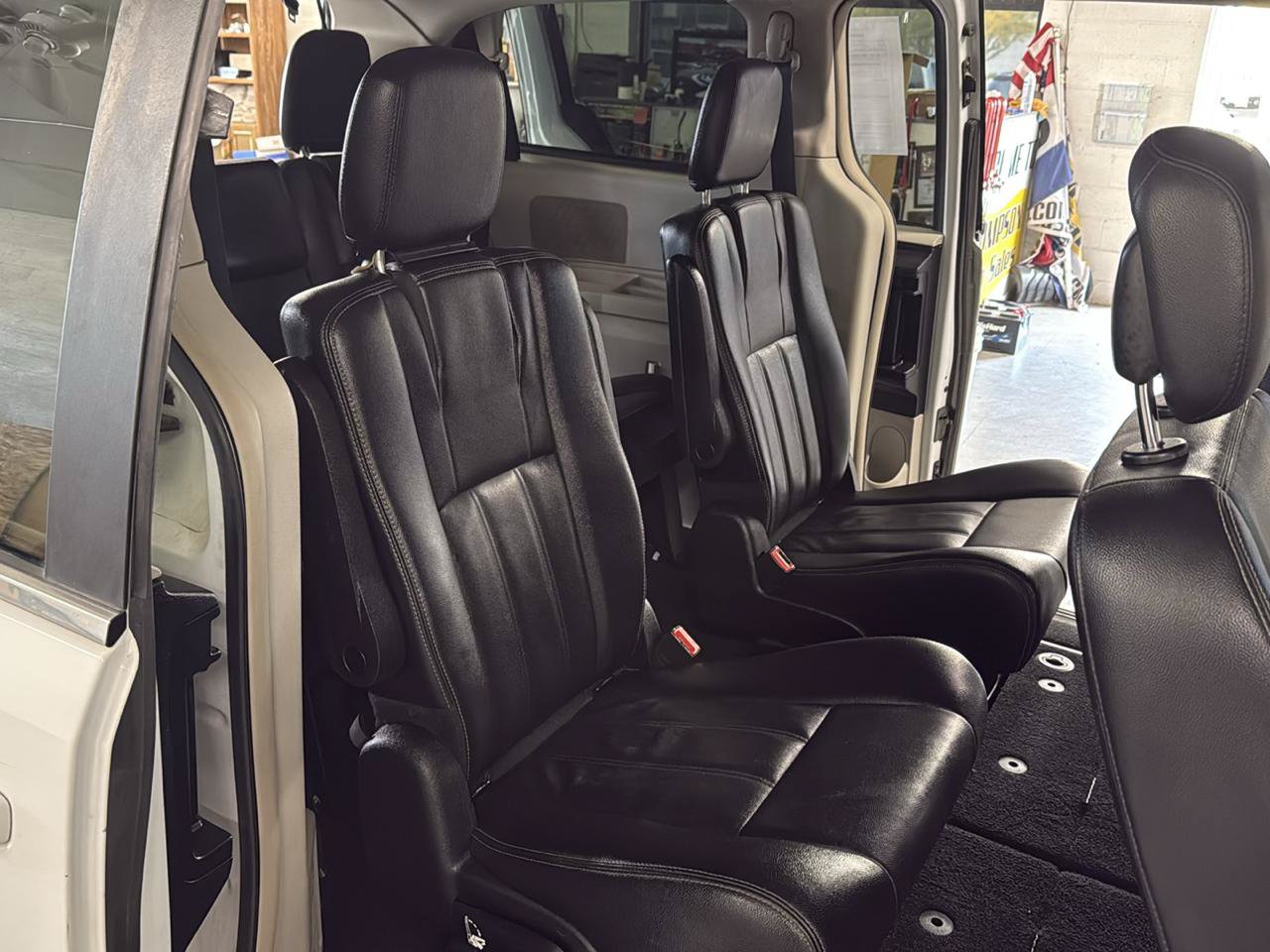 Used 2015 Chrysler Town & Country Touring FWD image 47