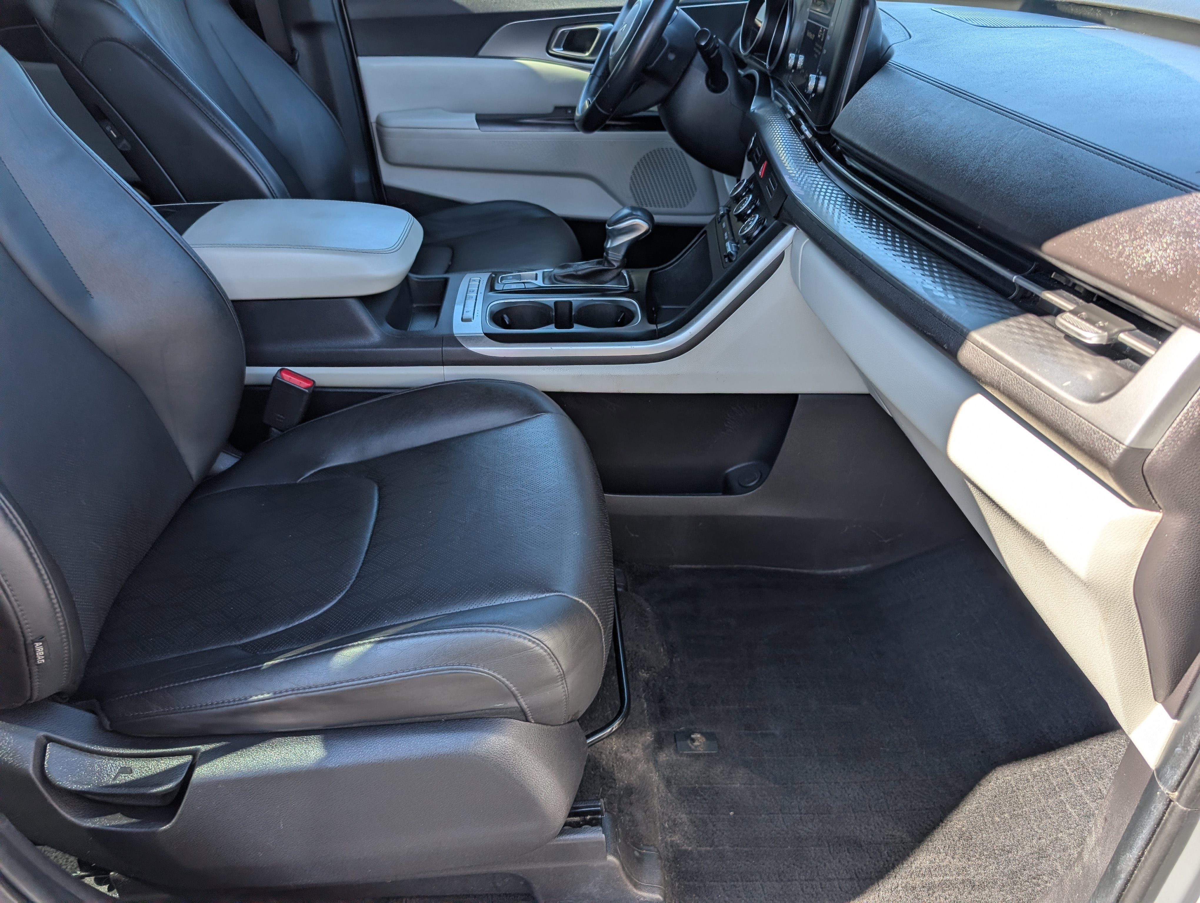 Used 2023 Kia Carnival LX image 27