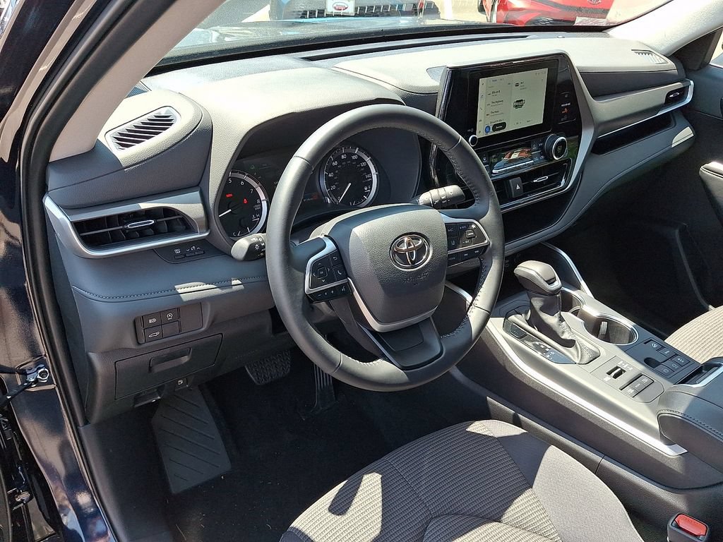 Used 2025 Toyota Highlander LE AWD/4WD image 26