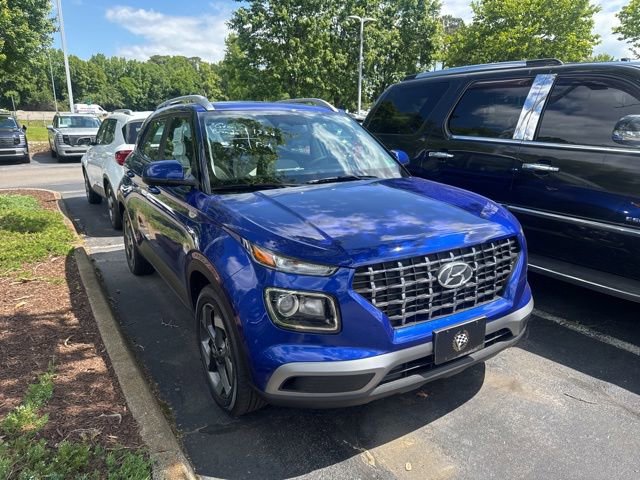 Used 2025 Hyundai Venue SEL FWD image 1