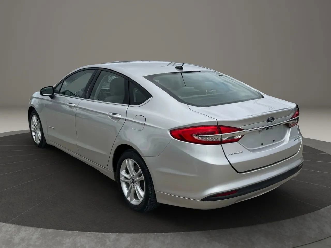 Used 2018 Ford Fusion S image 4