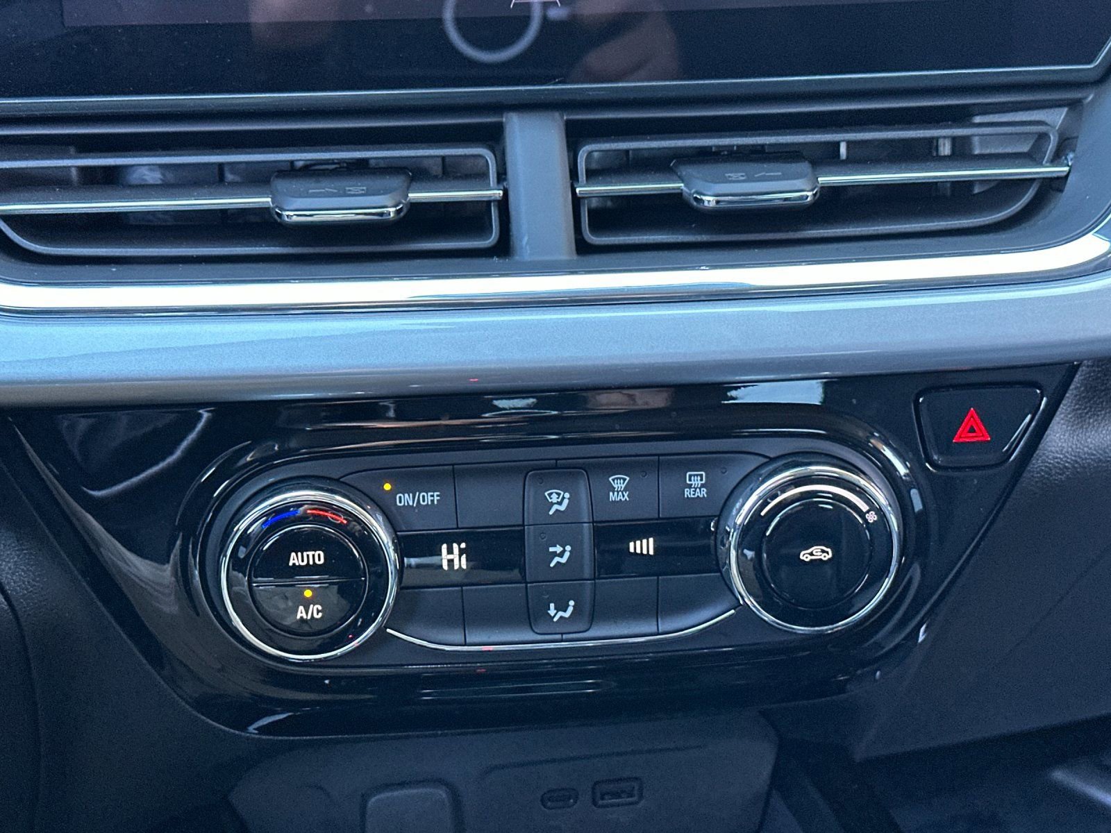 Used 2025 Chevrolet Trax LT image 19