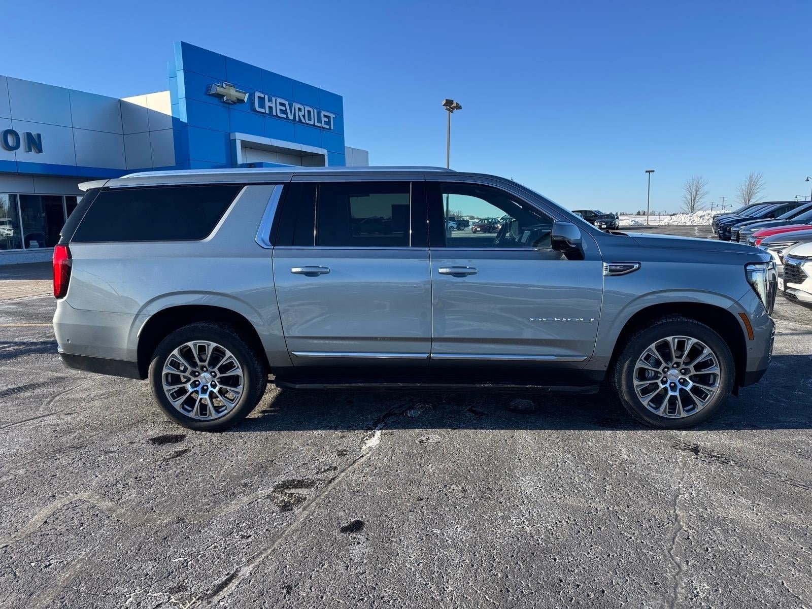 Used 2025 GMC Yukon XL Denali AWD/4WD image 2